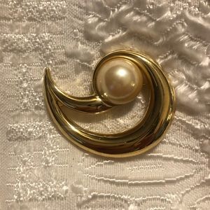 Vintage Richelieu brooch
